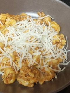 Una foto de Tortellini de carne en salsa de tomate casera con hierbas mediterráneas (Receta Thermomix)