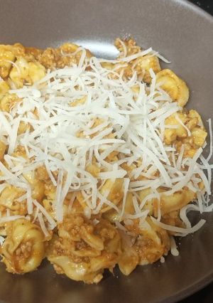 Una foto de Tortellini de carne en salsa de tomate casera con hierbas mediterráneas (Receta Thermomix)