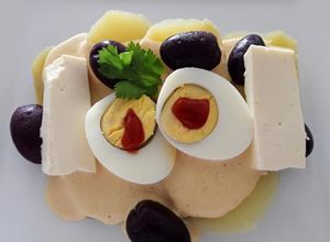 Una foto de Papa a la huancaína con salsa de cashews o anacardos