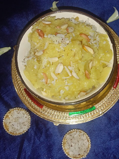 आलू का हलवा / बर्फी (Aloo ka halwa /Barfi recipe in Hindi) रेसिपी मुख्य फोटो