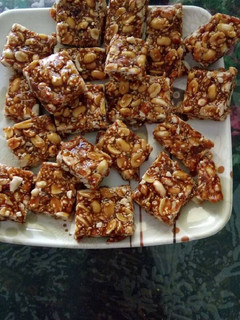 मूंगफली तिल की चिक्की पीनट चिक्की (Mungfalli till ki Chikki / Peanut chikki recipe in hindi) रेसिपी मुख्य फोटो