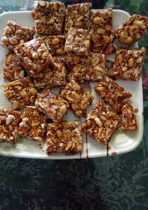 मूंगफली तिल की चिक्की पीनट चिक्की (Mungfalli till ki Chikki / Peanut chikki recipe in hindi) रेसिपी मुख्य फोटो