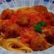 Espaguetis con salsa de tomate y albóndigas