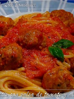 Una foto de Espaguetis con salsa de tomate y albóndigas