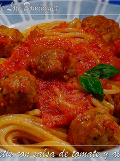 Una foto de Espaguetis con salsa de tomate y albóndigas
