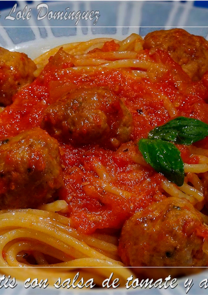 Una foto de Espaguetis con salsa de tomate y albóndigas