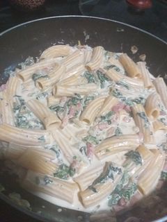 Una foto de Macarrones gorditos a la carbonara con espinacas