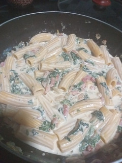 Una foto de Macarrones gorditos a la carbonara con espinacas
