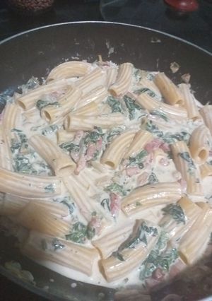 Una foto de Macarrones gorditos a la carbonara con espinacas
