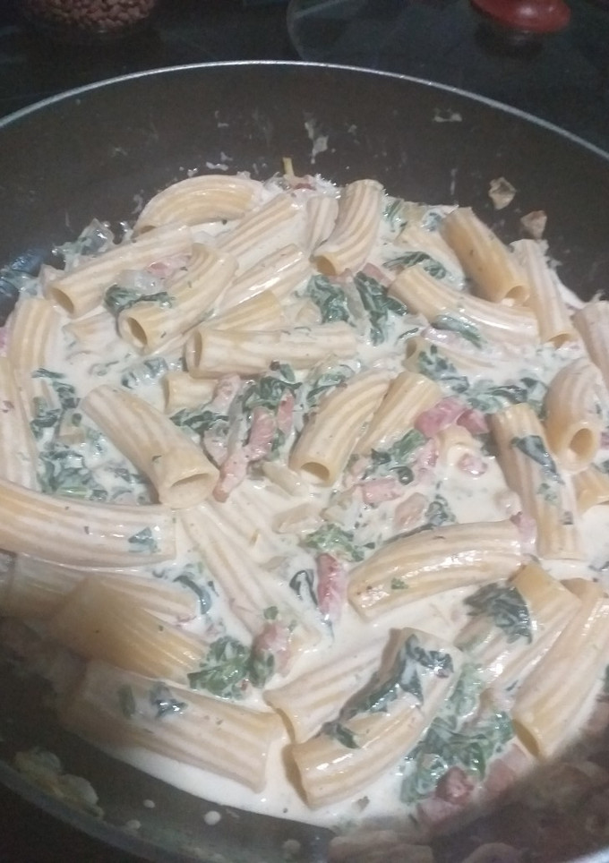Una foto de Macarrones gorditos a la carbonara con espinacas