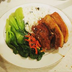 A picture of Braised Chinese Pork Belly w Pak choi served with boiled rice.