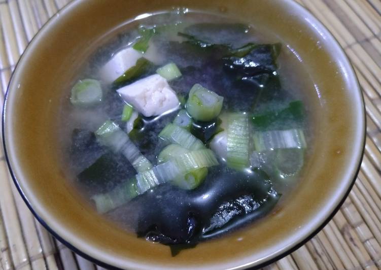 Langkah Mudah untuk Membuat Miso soup simpel yang Enak Banget