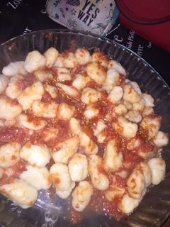 Una foto de Ñoquis de papa con salsa de tomate