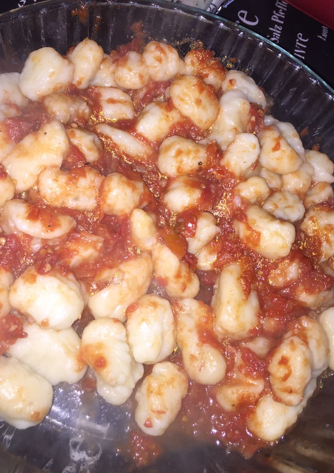 Una foto de Ñoquis de papa con salsa de tomate
