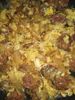Una foto de Encebollado con longaniza y huevo