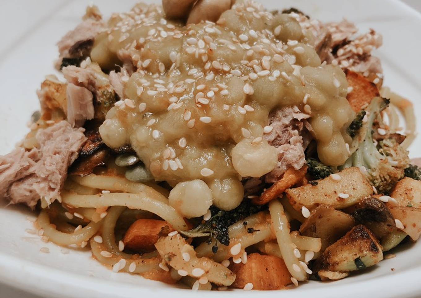 Pasta 🍝 de espinaca con atún, arvejas y champiñones, zanahoria y zucchini asados