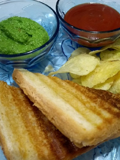 મસાલા ગ્રિલ સેન્ડવિચ (Masala Grill Sandwich Recipe In Gujarati) રેસીપી મુખ્ય ફોટો