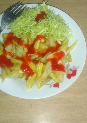 A picture of Fried potatoes with avocado cabbage salad.