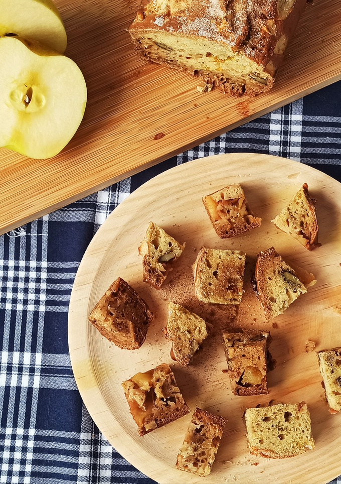 Una foto de Bizcocho de plátano con nueces y manzana