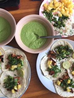 Una foto de Tacos al pastor acompañado con hoja de jamaica