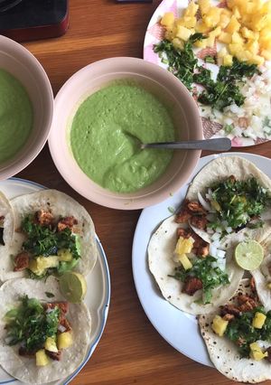 Una foto de Tacos al pastor acompañado con hoja de jamaica