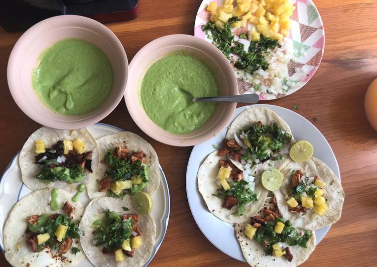 Tacos al pastor acompañado con hoja de jamaica
