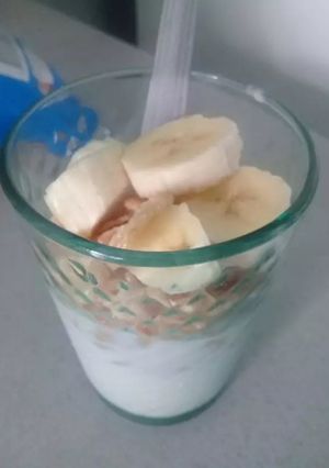 Una foto de Yogurt descremado con fruta y cereal