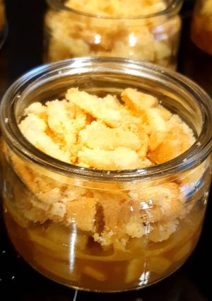 Una foto de Crumble rápido de manzanas en vaso