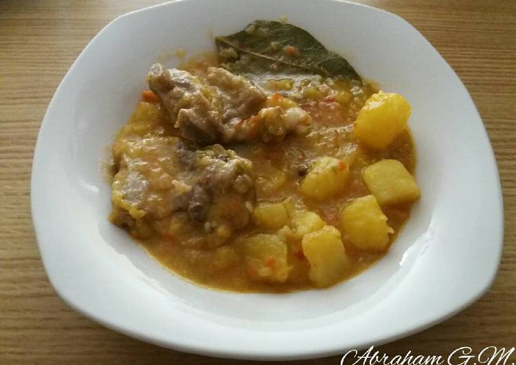 Costillas de cerdo con patatas guisadas