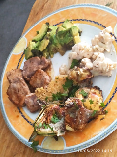 Una foto de Keto, Solomillo, crujiente de Alcachofa, coliflor y aguacate