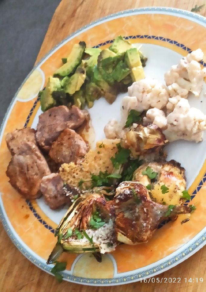 Una foto de Keto, Solomillo, crujiente de Alcachofa, coliflor y aguacate