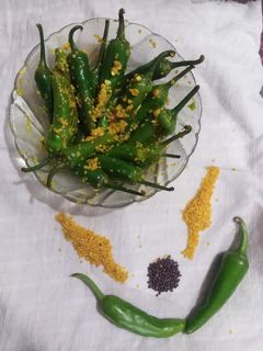 રાઈ વાળાં મરચાં (Rai Vala Marcha Recipe In Gujarati) રેસીપી મુખ્ય ફોટો
