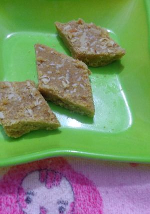 A picture of Gole papdi.