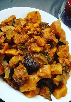 Une photo de Tajine aux pommes de terre, courgettes poulet, pruneaux et noix
