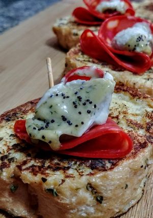 Una foto de TORRIJAS SALADAS😋al Orégano🌿...!