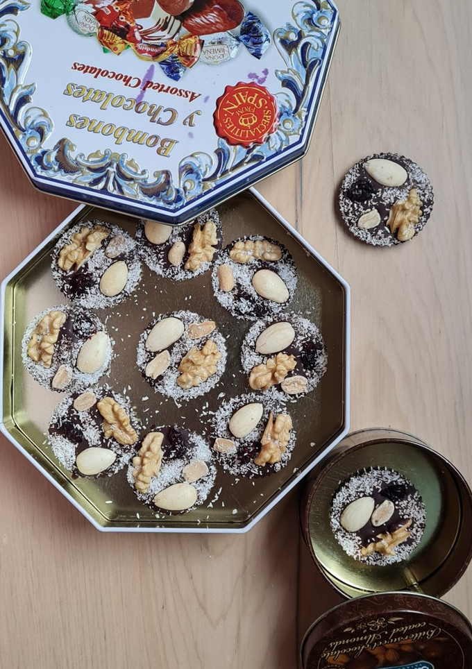 Una foto de Bocaditos saludables de chocolate y frutos 🇫🇷 Mendiants