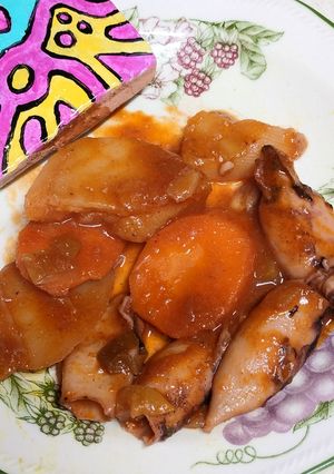 Una foto de Calamares Guisados con Patatas y Zanahorias