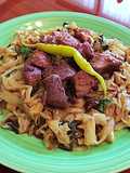 Wok de col blanco especiado con carne magra de cerdo Rumania
