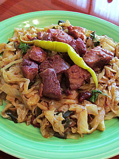 Una foto de Wok de col blanco especiado con carne magra de cerdo Rumania