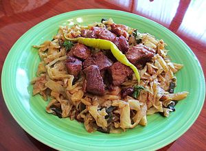 Foto principal de Wok de col blanco especiado con carne magra de cerdo Rumania