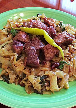 Una foto de Wok de col blanco especiado con carne magra de cerdo Rumania
