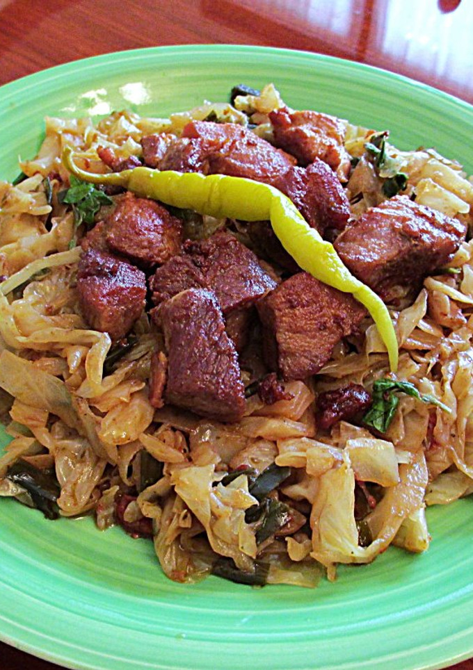 Una foto de Wok de col blanco especiado con carne magra de cerdo Rumania