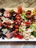 Salată cu avocado și prosciutto crudo