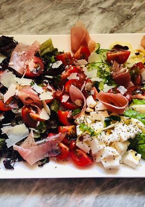 O poză a rețetei Salată cu avocado și prosciutto crudo.