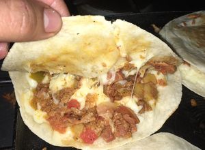 Una foto de Sincronizada con guiso de chorizo con papa