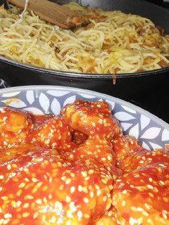 Kínai szezámmagos csirke tésztával 🎎 recept fotója