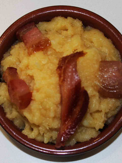 Una foto de Patatas revolconas con torreznos