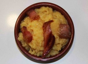 Una foto de Patatas revolconas con torreznos