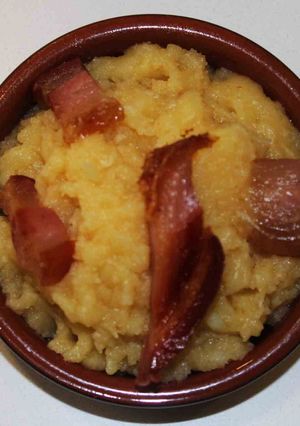 Una foto de Patatas revolconas con torreznos