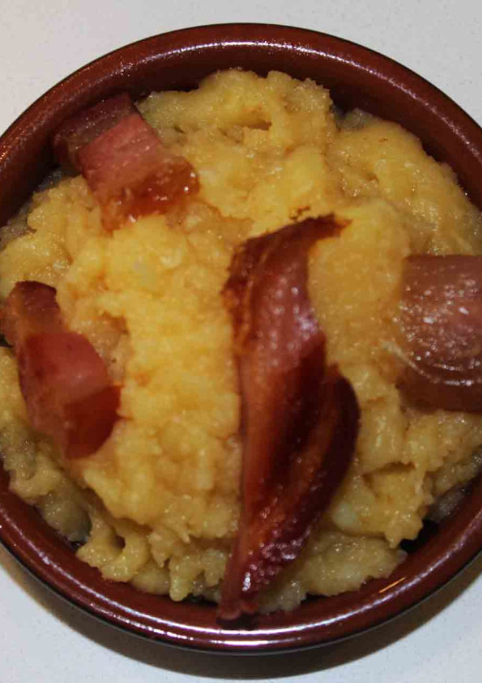 Una foto de Patatas revolconas con torreznos